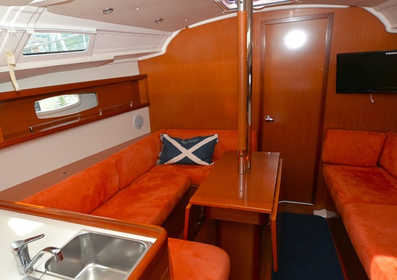 Beneteau Oceanis 37 19 of 24