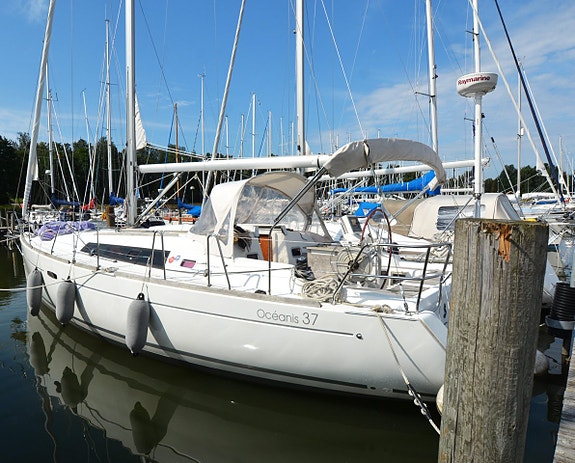 Beneteau Oceanis 37 3 of 24