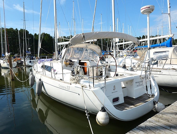 Beneteau Oceanis 37 2 of 24