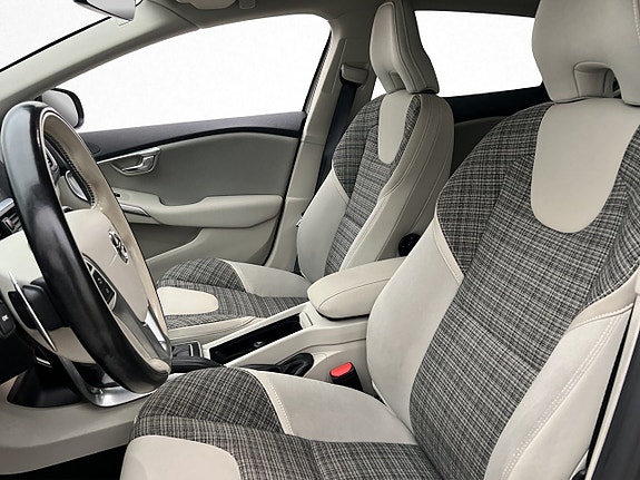 Volvo V40 Cross Country 22 of 30