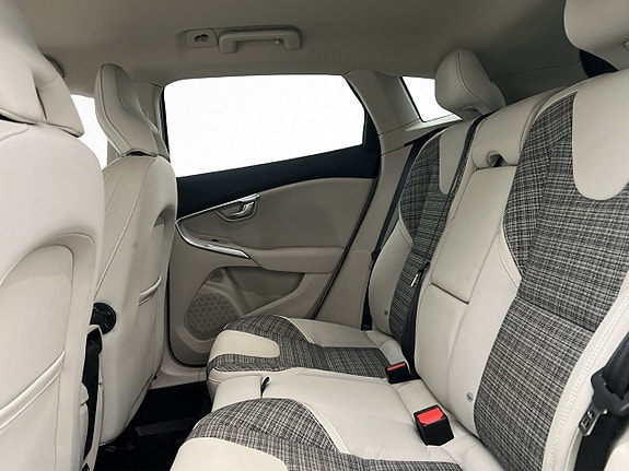 Volvo V40 Cross Country 18 of 30