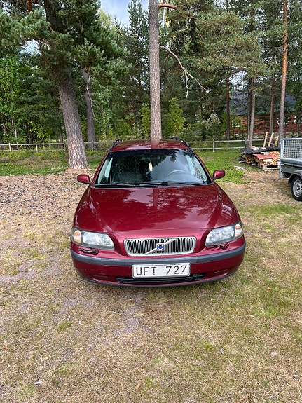 Volvo V70 2 of 7