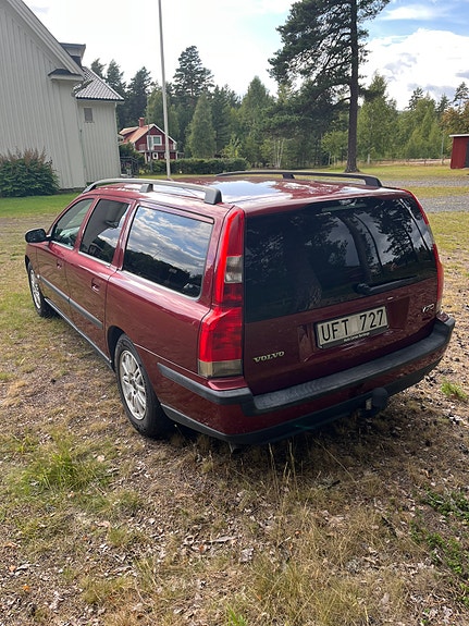 Volvo V70 3 of 7