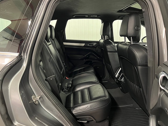 Porsche Cayenne Turbo 21 of 24