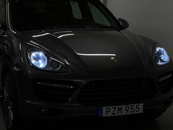Porsche Cayenne Turbo 10 of 24