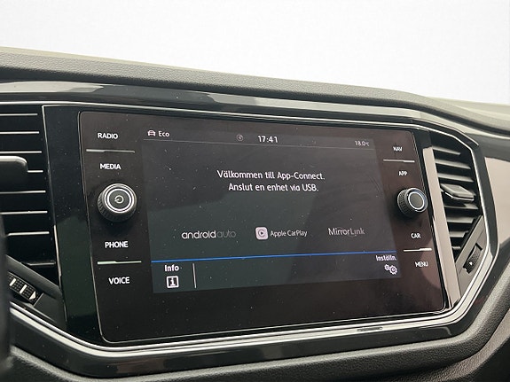 Volkswagen T-Roc 22 of 28