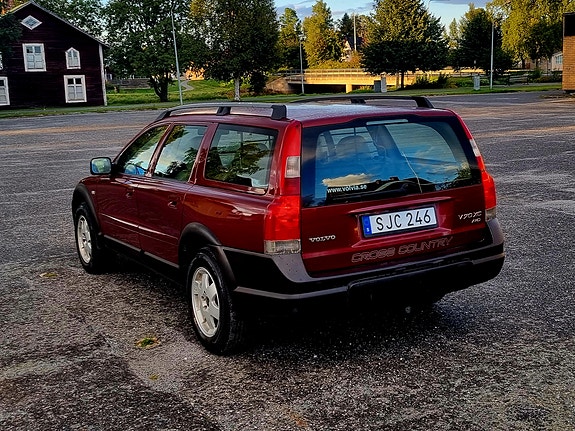Volvo XC70 2 of 16