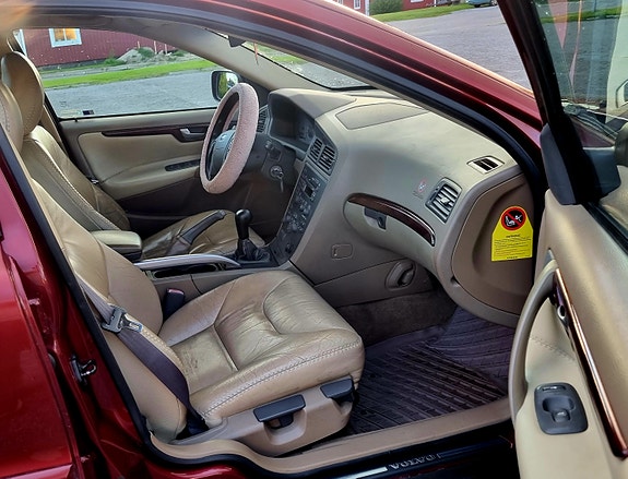 Volvo XC70 12 of 16