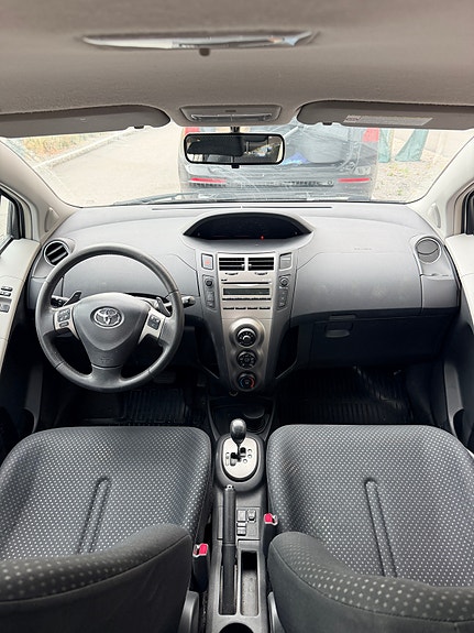 Toyota Yaris 3 of 5