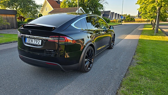 Tesla Model X 3 of 16