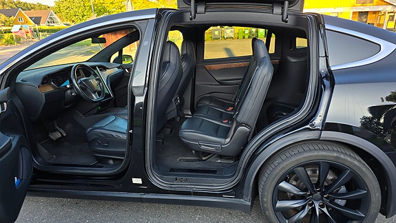 Tesla Model X 10 of 16