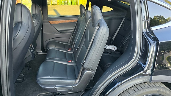 Tesla Model X 13 of 16
