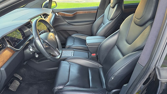 Tesla Model X 9 of 16
