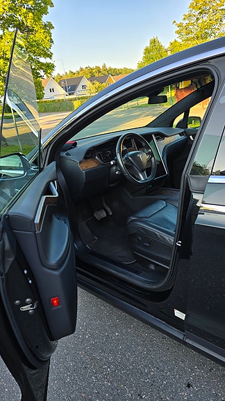 Tesla Model X 8 of 16