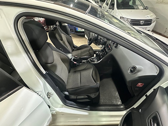 Peugeot 308 8 of 30