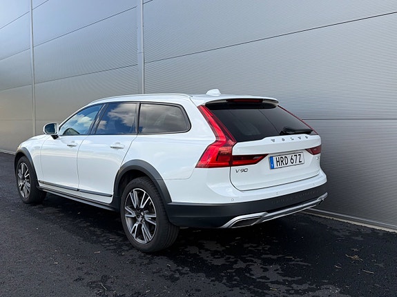 Volvo V90 Cross Country 2 of 4