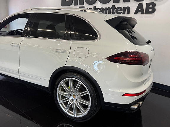 Porsche Cayenne S 4 of 15