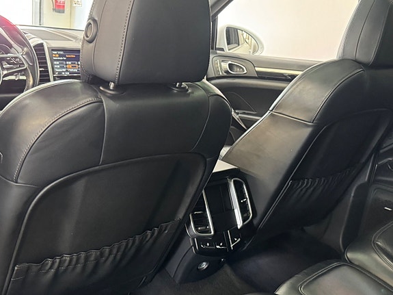 Porsche Cayenne S 9 of 15