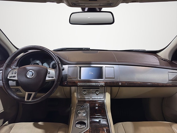 Jaguar XF 13 of 29