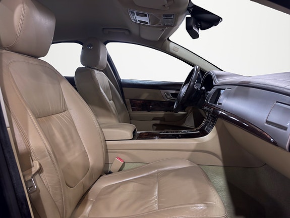 Jaguar XF 19 of 29