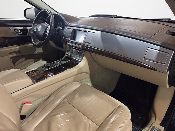 Jaguar XF 18 of 29