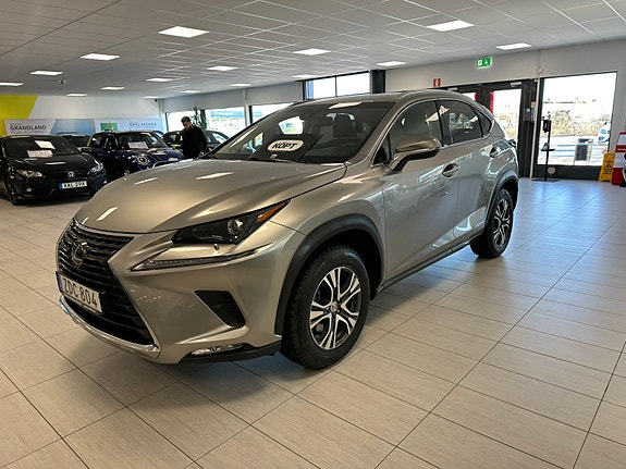 Lexus NX300h 2 of 7
