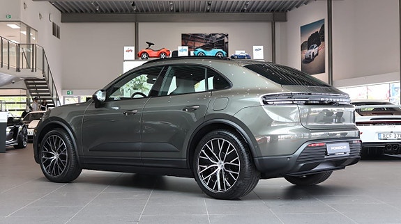Porsche Macan 2 of 10