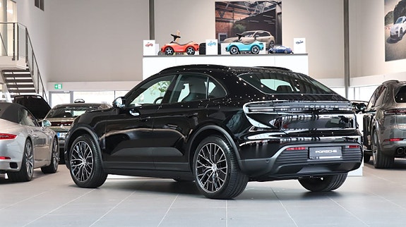 Porsche Macan 4 2 of 10