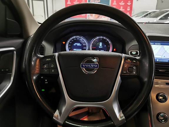 Volvo XC60 14 of 23