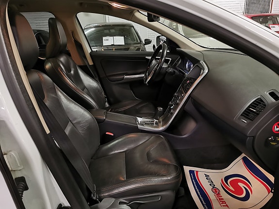 Volvo XC60 10 of 23