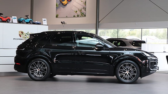 Porsche Cayenne 3 of 15