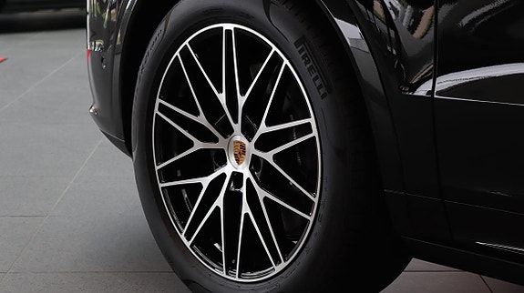 Porsche Cayenne 10 of 15