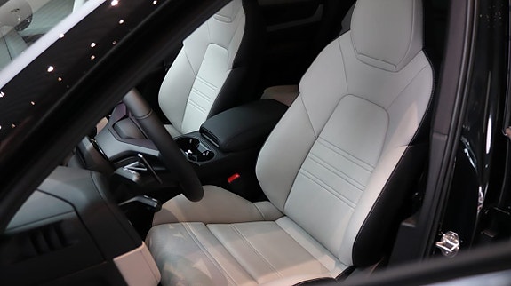 Porsche Cayenne 9 of 15