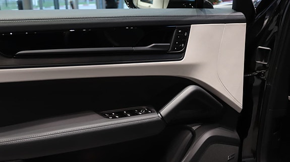 Porsche Cayenne 12 of 15