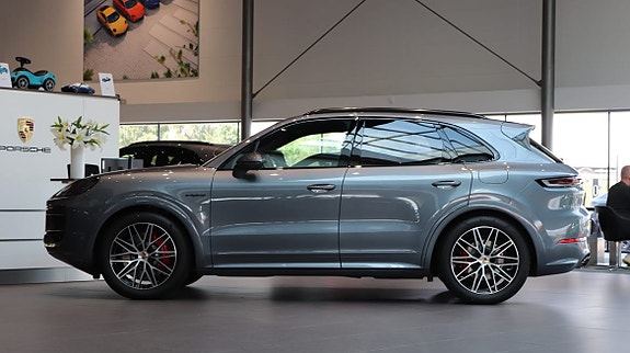 Porsche Cayenne S 4 of 11