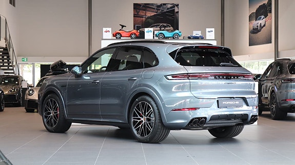 Porsche Cayenne S 2 of 11