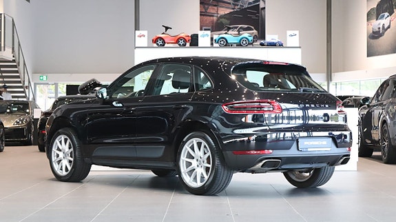 Porsche Macan 2 of 10