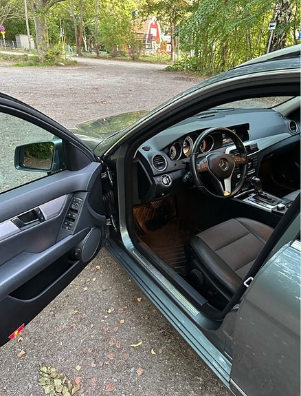 Mercedes-Benz C220 7 of 9