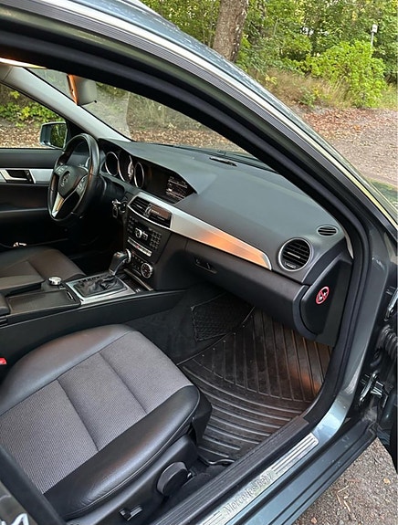 Mercedes-Benz C220 6 of 9