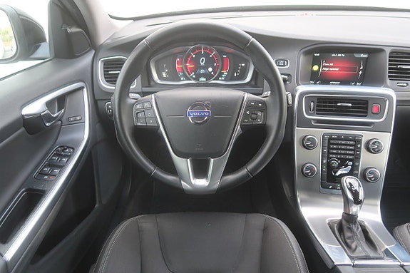 Volvo V60 8 of 27