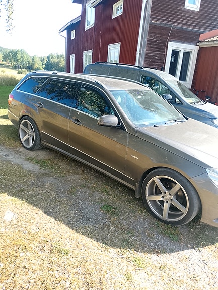 Mercedes-Benz E220 2 of 3