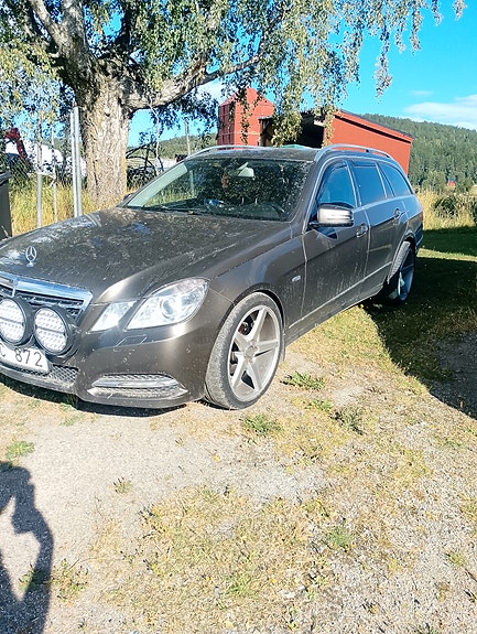 Mercedes-Benz E220 3 of 3