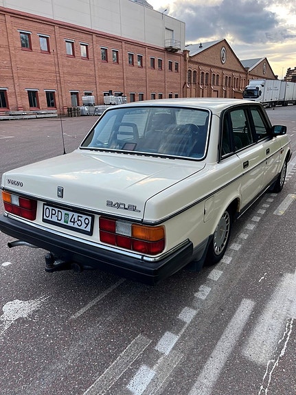 Volvo 244 2 of 8