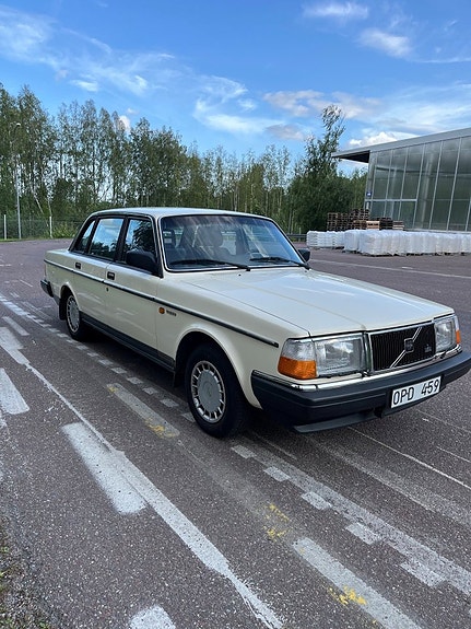 Volvo 244 3 of 8