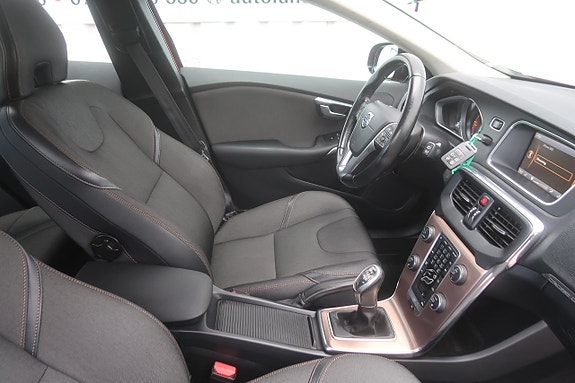 Volvo V40 Cross Country 8 of 27