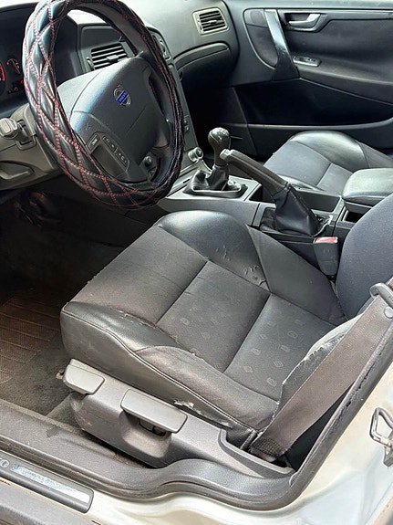 Volvo V70 2 of 6
