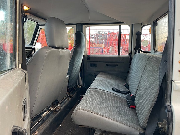 Land Rover Defender 130 9 of 9
