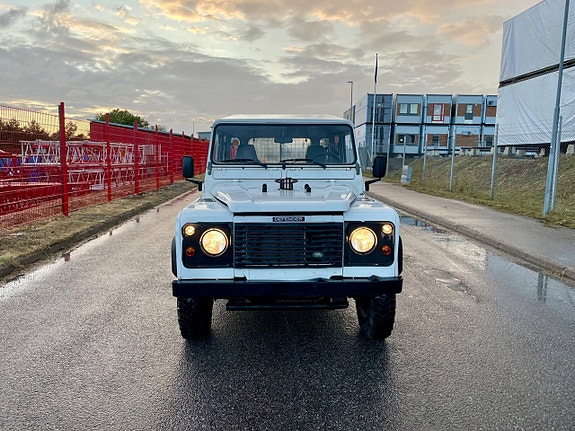 Land Rover Defender 130 4 of 9