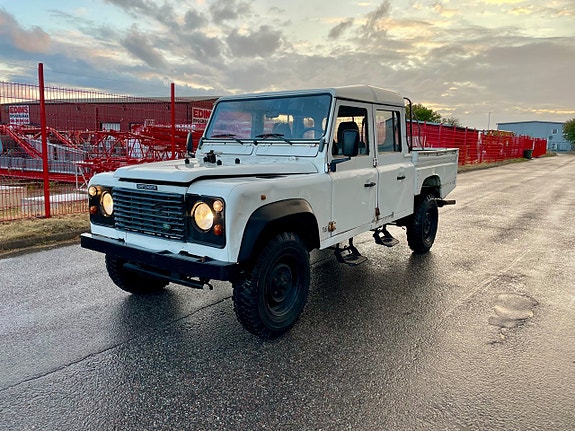Land Rover Defender 130 2 of 9