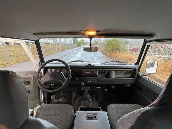 Land Rover Defender 130 8 of 9